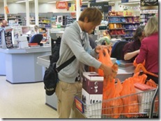Charity ｂag packing の様子