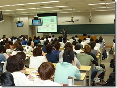 熱心に講演をきく学生