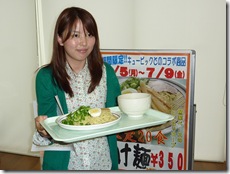 新メニュ－「つけ麺」と考案者の真鍋ともこさん