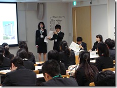 関西大学（商学部小野ゼミ）Aチーム「CANON」の事例発表の様子