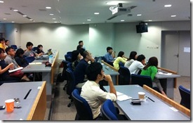シンガポールの南洋工科大学アジア消費者研究所での研究報告会の様子