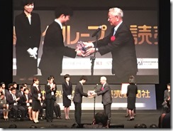 個人の部2位となるインプレッシブ賞を受賞した富勘四郎さん（商学部BLSP・岡本ゼミ）