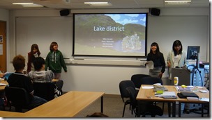 イギリス有数の観光地、湖水地方の様子を説明する学生たち