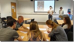 ヨーク大学の学生の前でビジネス・プランを説明する学生たち