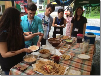 （写真）モレロス州自治大学の学生たちがメキシコから持ち込んだ食材を使ってメキシコ料理をつくり，ふるまいました。