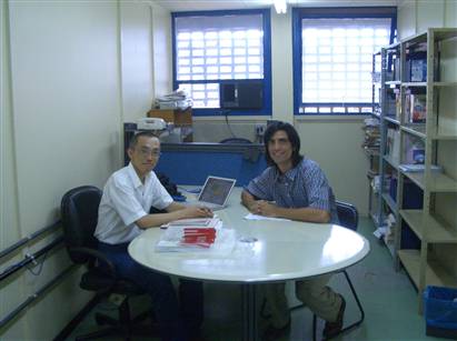 リサーチアシスタントのアルミルさんと私の研究室で