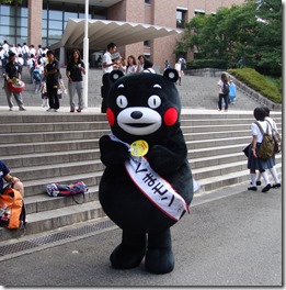 くまモン(2011年度関西大学来学時の様子）