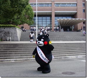 くまモン(2011年度関西大学来学時の様子）