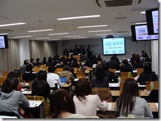 関西大学（商学部小野ゼミ）Cチーム「ユニチャーム」の事例発表の様子