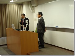 講師の辻本健二氏と水野教授（写真左）