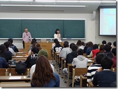 平成27年11月17日講演会後の質疑応答の様子（写真左は長谷川准教授）