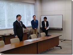 左から、商学会会長の杉本教授、岡准教授、高井准教授