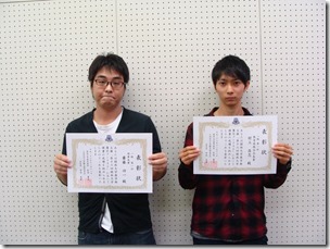 左から、1級1位の齋藤 功一さん(商）と2級1位の村上 昌志さん（経済） 