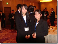 商学部卒業生、左から鈴木さん（会計研究科1年次生）と末積さん（大倉ゼミ）