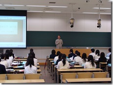 宇惠商学部長の挨拶の様子