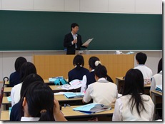 中嶌商学部副学部長の学部説明の様子