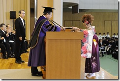 商学部総代の水上紗央里さん(安部ゼミ）