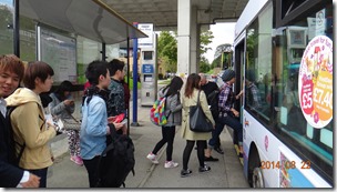 図書館下のバス乗り場から、市内を目指すBestAの学生たち