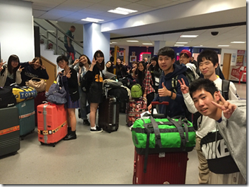 Leeds-Bradford空港に無事に到着したBestA2015（1学期コース）の学生たち