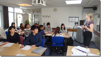 BestA2015（1学期コース）のビジネス英語の授業風景、写真右端がJudith先生