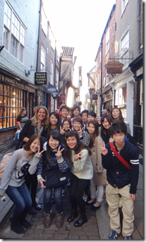 York最古のstreetであるThe Shamblesを散策、Harry PotterのDiagon Alleyを彷彿させる風景