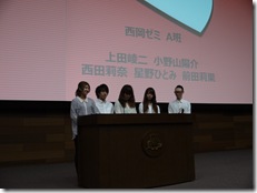 東リ株式会社との共同プロジェクトの中間発表会の様子
