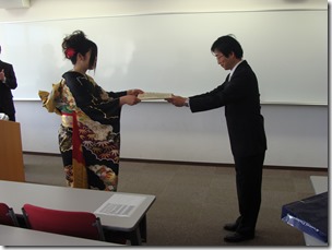 商学研究科の学位記授与の様子(高屋研究科長かの学位記授与）