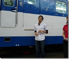 Railway museum来館者の前で新幹線について説明