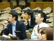 コメンテーターの田中氏（左側）と小西氏（右側）、中央はオブザーバーの東リ株式会の大畑氏