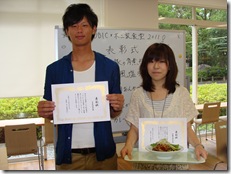 写真右：第1位の商学部3年次生の加藤奈央子さん、写真左：第2位の商学部3年次生中井祥貴さん