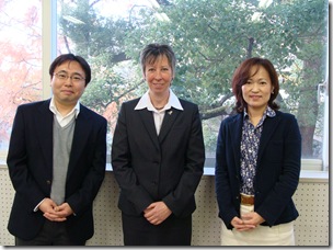 写真左から、鈴木准教授、Ms. Marion Yates、岡本准教授
