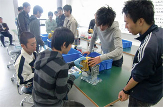 小型エンジンの分解・組立の様子