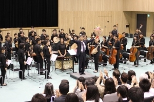 シンガポールのホワ・チョン校中国民族楽団が公演・交流の写真