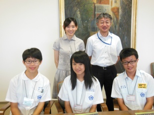 鵜飼校長と引率の藩先生、3名の台湾からの留学生たち。