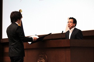 平成25年度関西大学給付奨学生　奨学生証授与式