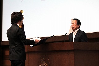 平成25年度関西大学給付奨学生 奨学生証授与式