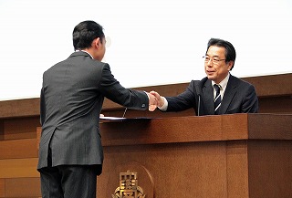 平成25年度関西大学給付奨学生 奨学生証授与式