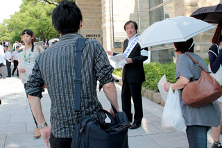 啓発活動を行う井上哲也吹田市長