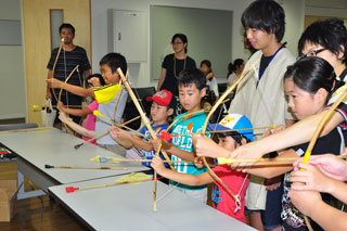 弓を射る子供たち