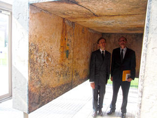 高松塚古墳壁画の再現展示室を見学されるマセ大使とブロソー総領事