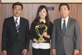 左から、エフエム大阪代表取締役社長の田辺善仁氏、前田奈美さん、楠見晴重学長
