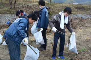 飛鳥川一斉清掃の様子