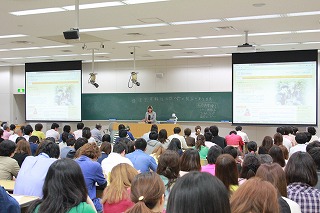 経済学部の客員教授講演会