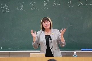 経済学部の客員教授講演会