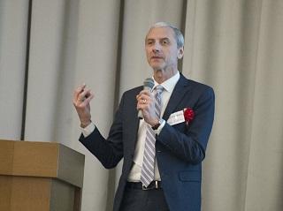 香港大学図書館長　Peter E. Sidorko氏