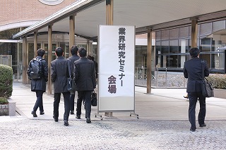 千里山キャンパスの学生たち