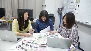 総合情報学部生らが制作したサイト「堺町家物語」が公開