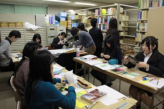 学生らが図書の展示ポップを作成