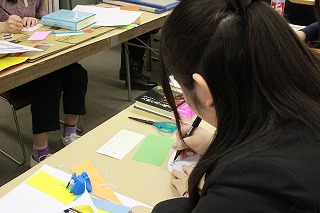 学生らが図書の展示ポップを作成