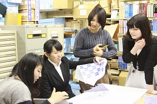 学生らが図書の展示ポップを作成